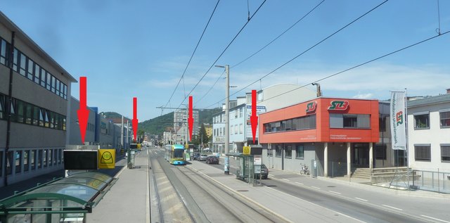 Bei den Straßenbahnhaltestellen Waagner-Biro-Straße/PVA sind insgesamt 8? Bildschirme im Dauereinsatz. Sie sorgen damit für einen jährlichen Stromverbrauch von etwa 16.000 kWh. Damit wird dort jährlich etwa die 10-fache Menge des Stromverbrauches von meinem 4-Personen-Haushaltes benötigt.