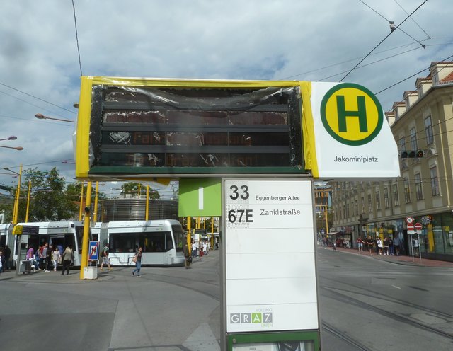 Eine von sehr vielen desolaten Haltestellenanzeigen in Graz.