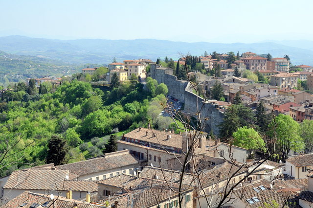 Blick über die Stadt mit Teilen der Stadtmauer