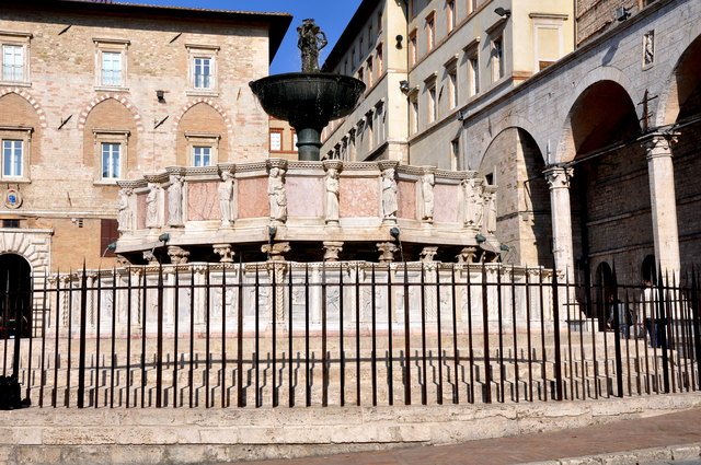 Die Fontana Maggiore ist ein Brunnen in der umbrischen Stadt Perugia.

Er zählt zu den „berühmteste[n] aller mittelalterlichen Brunnen Italiens“. Er wurde 1278 vollendet und stammt von den bedeutendsten Bildhauern ihrer Zeit, nämlich Vater Nicola Pisano und Sohn Giovanni Pisano. Der Brunnen war der Abschluss einer 1254 beschlossenen Anlage von mehreren Aquädukten, die das Wasser vom drei Kilometer entfernten Monte Paccino auf den Stadthügel leitete.