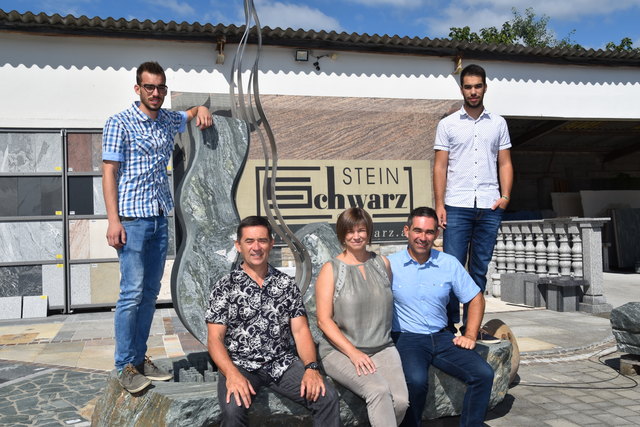 In ihrem familiären Moschendorfer Stein-Reich: Martin, Josef, Christine, Kurt und Markus Schwarz (von links).