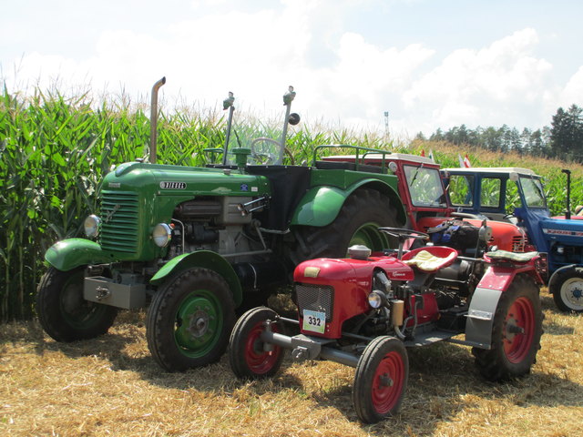 Große und kleine Traktoren.