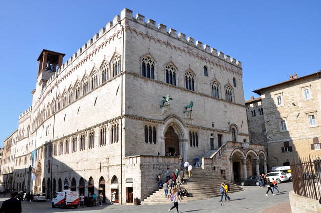 Der Palazzo dei Priori (Umbrien) ist ein Palast in Perugia. Der Priorenpalast enthält eine ganze Reihe interessanter Räume und Zimmer. Das Gebäude wurde bis ins 16. Jh. hinein hauptsächlich aus lokalem Travertin und aus weißem und rotem Stein aus dem benachbarten Bettona errichtet.