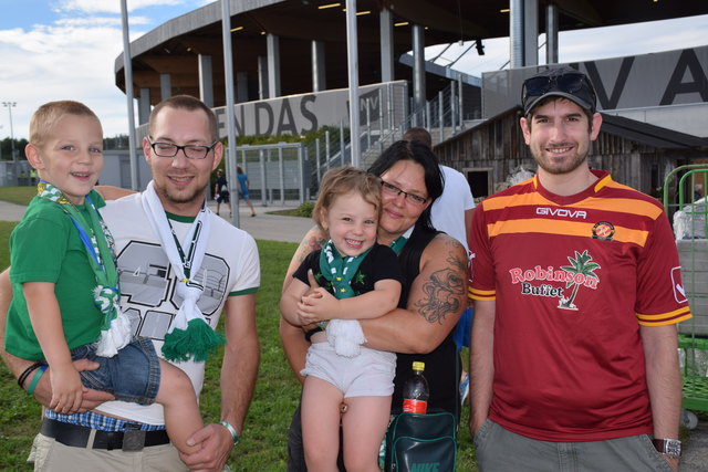 Jakob N., Jasmin R., Andreas Y. und die beiden kleinsten Fans Michelle und Philip. Für die Zwerge ist es das erste Fußball Match.