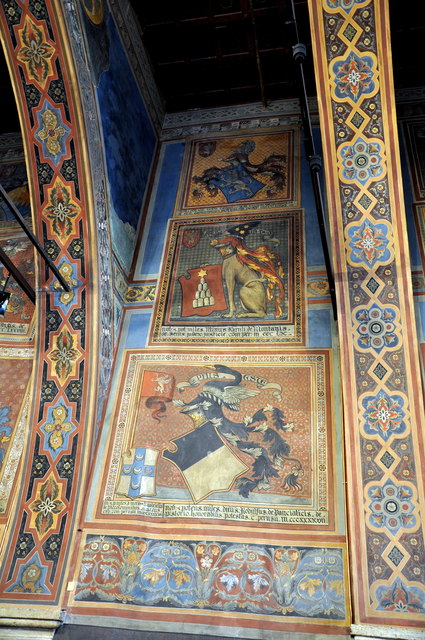 Der Versammlungssaal der Stadtoberen (‘Sala dei Priori’ und ‘Sala dei Notari’) von 1293 hat mit seinen acht Schwibbögen eine sehr ungewöhnliche Form. Schwibbögen sind Überfangbögen, die quer zur Haupt-Richtung eines Raumes stehen und die beiden gegenüberliegenden Mauern gegeneinander stabilisieren.