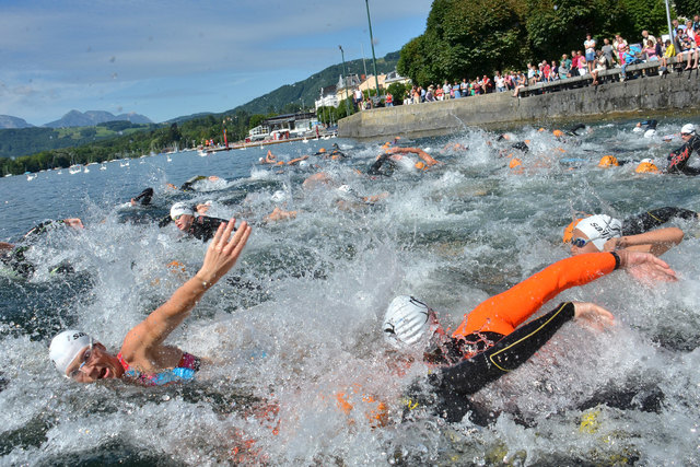 Insgesamt 200 Starter stürzten sich beim Aqua-Duathlon und Seecrossing in den die Fluten des Traunsees. | Foto: Wolfgang Spitzbart