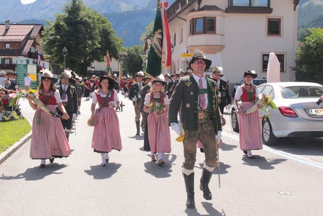 Die Schützenkompanie Ehrwald, angeführt von Kdt. Marc Mattfeld, feierte ihr 40. Bestandsjubiläum.