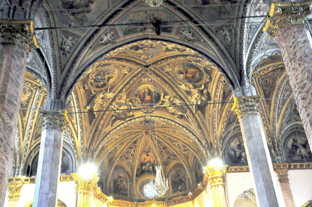 Der dem heiligen Laurentius gewidmete Dom von Perugia im historischen Zentrum der umbrischen Provinzhauptstadt Perugia ist die Kathedrale des römisch-katholischen Erzbistums Perugia-Città della Pieve. Seine Außen- und Innengestalt ist das Ergebnis einer Bau- und Umformungsgeschichte vom 12. bis zum 19. Jahrhundert.
