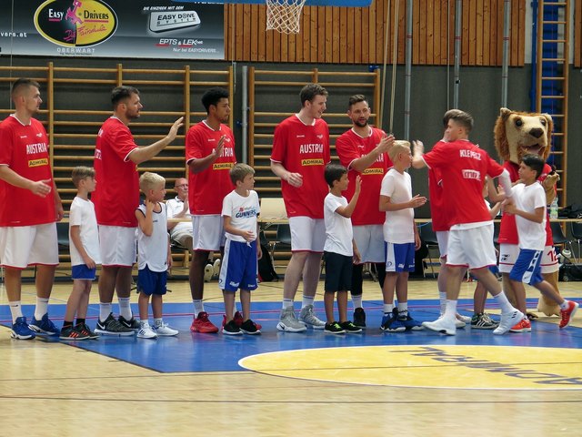 Bei der Spielvorstellung wurden die Basketballer von Oberwarter Kindern begleitet