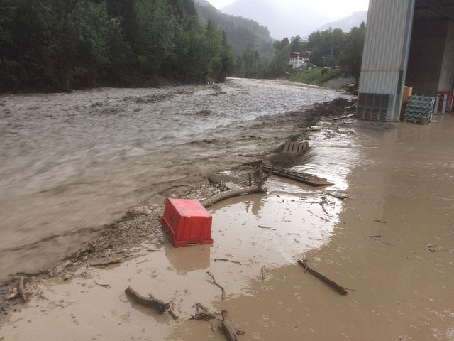 Im Gewerbegebiet in Grins/Graf trat die Sanna wieder über die Ufer. | Foto: ZOOM.TIROL