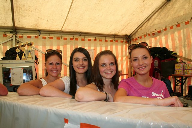 In der Bar fleißig waren Melanie, Carolina, Christina und Janine