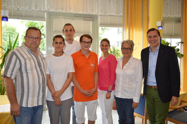 Dir. Michael Strozer, Praktikantin Washma Wahedi, Küchenleiter Thomas Hauk, Lukas Zandl, Andrea Schmuckenschlager, PBL Stv. Margret Toy, LAbg. Christoph Kaufmann. | Foto: PBZ Klosterneuburg