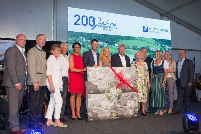 Zahlreiche Mitarbeiter und Ehrengäste feierten bei der Firma das 200 Jahr-Jubiläum am Industrie-Standort in Kienberg-Gaming. | Foto: Georg Dutzi