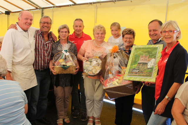 Toni Lang, Martin Schilcher, Elisabeth Konrad, Greti Theuermann, Glücksengerl Emma Berger, Seniorenobfrau Steffi Sturm, Kurt Oellakerer, Vorsitzende Melitta Müller (v.li)