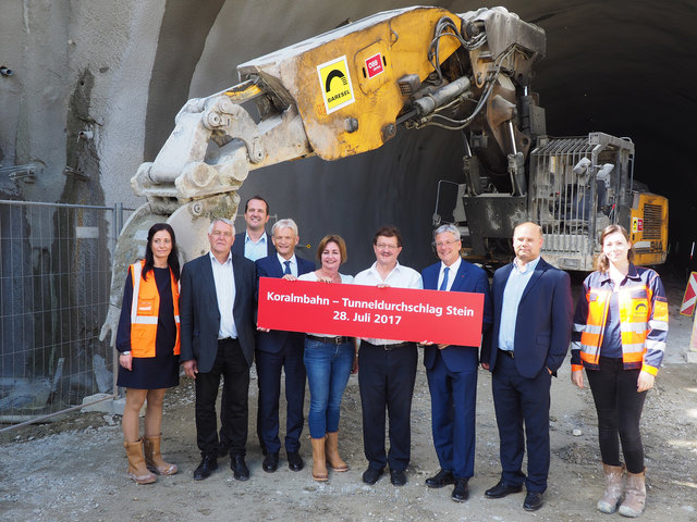 Bürgermeister Thomas Krainz (vierter von rechts), Landeshauptmann Peter Kaiser (dritter von rechts) und Vorstandsdirektor der ÖBB Franu Bauer (vierter von links) waren beim Tunneldurchschlag dabei | Foto: KK