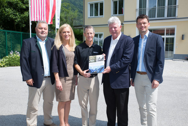 Das Worthington Management mit der 200-Jahre-Festschrift: Betriebsleiter Günther Ehrgott, Vertriebschefin Gabriele Zeilerbauer, Andrew Rose (Executive Vice President/CFO Worthington Industries), John P. McConnell (Chairman/CEO Worthington Industries) und Geschäftsführer Christian Bruckner. | Foto: Georg Dutzi