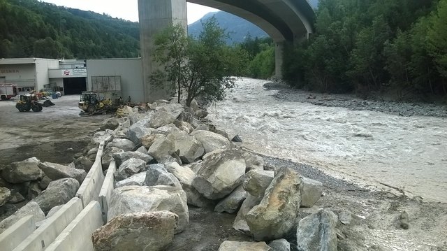 Bis zur Errichtung des regulären Hochwasserschutzes soll eine temporäre Maßnahme die Firma Wille schützen. | Foto: Land Tirol/Umach