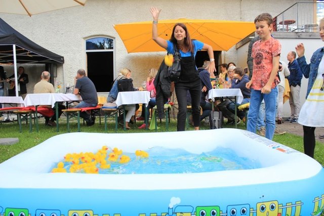 Manche werden liebevoll, manche im hohen Bogen ins Wasser befördert. Spaß haben alle daran!