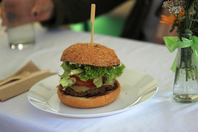 Giant Burger und andere Gustostückerl aus dem Food-Truck der Kiwi Küche. Unbedingt ausprobieren!