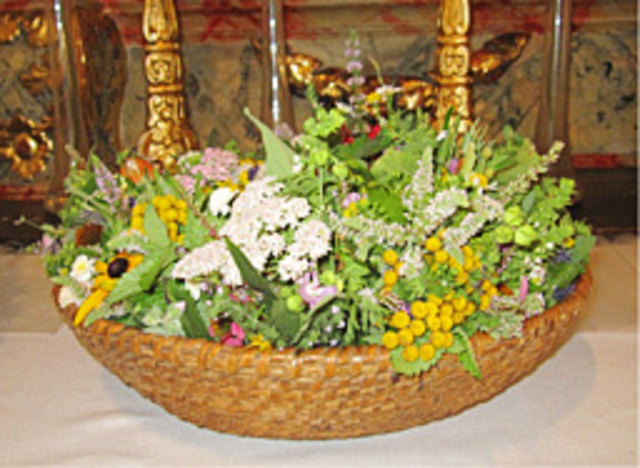 Die gesegneten Kräutersträußerl werden im Kirchhof angeboten (Foto: KK)