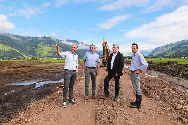 Baubeginn Hochwasserschutz/Umfahrung:                                  Andreas Sendlhofer (Projektleiter Schutzwasserwirtschaft) , Martin Zopp (Bereichsleiter Bundeswasserbauverwaltung) , LR Josef Schwaiger , Helmut Haslinger (GF Wasserverband Hochwasserschutz Zeller Becken) | Foto: LMZ Neumayr/Hölzl
