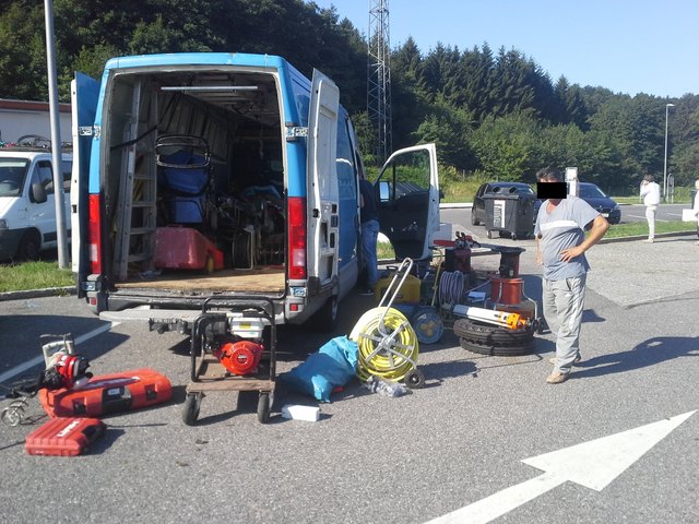 Die Polizei durchsuchte den LKW gründlich. | Foto: Landespolizeidirektion Niederösterreich