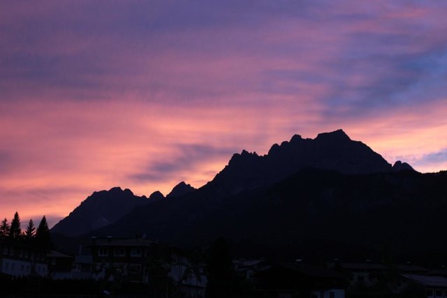 Unser Hausberg zeigt sich täglich in anderer prächtiger Abendstimmung ...