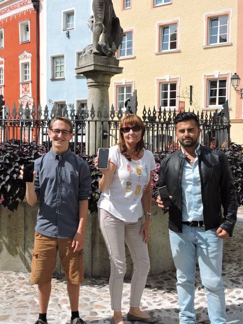 Die HTBLA-Schüler David Arminger (l.) und Zareh Hakobian (r.) testen mit Tourismuschefin Bettina Berndorfer ihre selbst programmierte Schärding-App.
