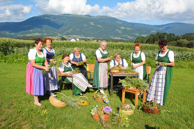 Die St. Andräer Trachtenfrauen binden die Kräutersträußerl (Foto: KK)
