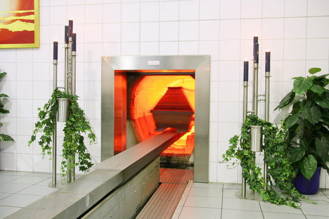 Bei einer Feuerbestattung wird der Sarg mit den sterblichen Überresten des Verstorbenen in einem Krematorium eingeäschert. | Foto: Fotolia/Dirk Walter