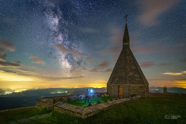 Das Foto mit der Kapelle war schon lange in Planung, endlich hat alles zusammengespielt. Letztes Jahr als ich auf dem Hochwechsel war um Zeitraffer Sequenzen aufzunehmen, ist mir diese Komposition mit der Milchstraße aufgefallen.
Es kam dann in den darauffolgenden Wochen und Monaten immer etwas dazwischen, zudem sind die Bedingungen in der Nacht nicht immer günstig. Fast ein Jahr später hat endlich alles geklappt.