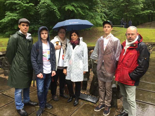 Die Wiener Delagation: Lukas Redl, Lehrer am Gymnasium Döbling, Schüler Luka Doneus, Silvia Friedrich, Stadt Wien, Menschenrechtsbeauftragte Shams Asadi, Schüler Matthias Cantini und Gemeinderat Peter Florianschütz. | Foto: Silvia Friedrich
