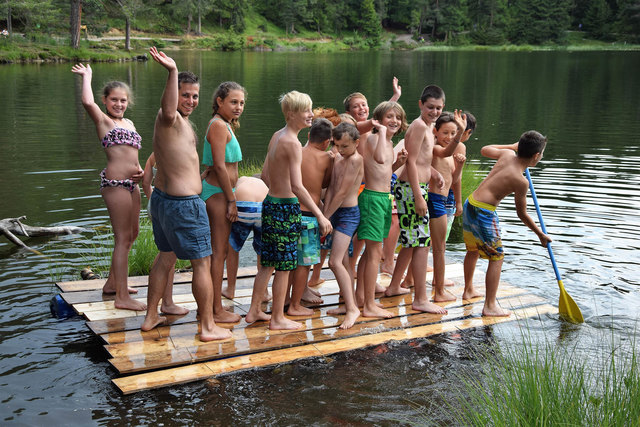 Das selbstgebaute Floß auf dem Möserer See nimmt Fahrt auf. | Foto: Erlebniswochen Telfs