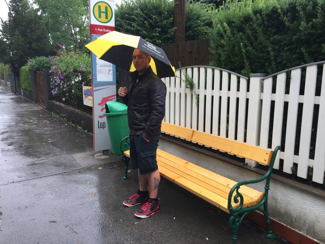 Johannes Scheibenbauer ist nicht froh darüber, im Regen zu warten.