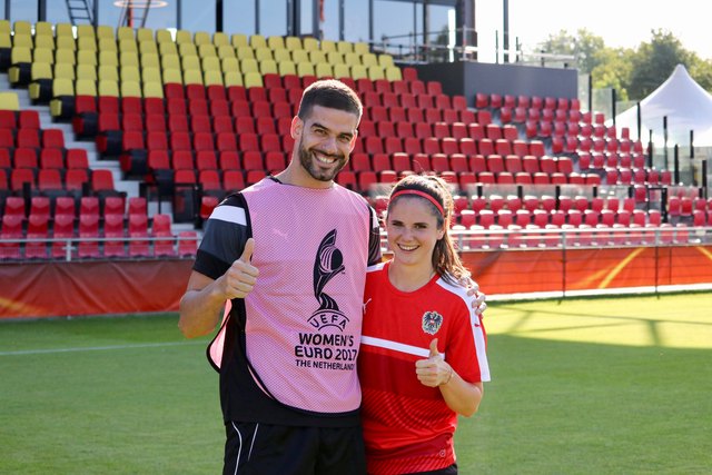 Gute Stimmung: Physio Sebastian Pinterits mit Mittelfeldakteurin Sarah Zadrazil bei einer Trainingseinheit | Foto: Kevin Bell/ÖFB