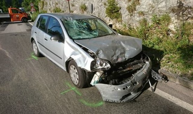 An dem Auto ist die Wucht des Aufpralls deutlich ersichtlich.