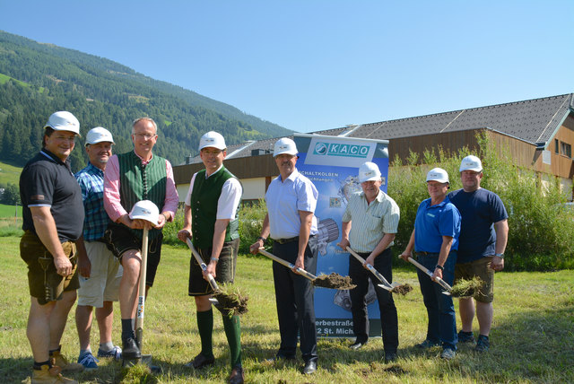 Beim Spatenstich: BM Peter Wieland, Klaus Grießler, Bgm Manfred Sampl, Standortleiter Gernot Feiel, Richard Ongherth (CEO KACO), Hans Schiefer (Planer), Josef Eder (Kaco) und BM Thomas Santner