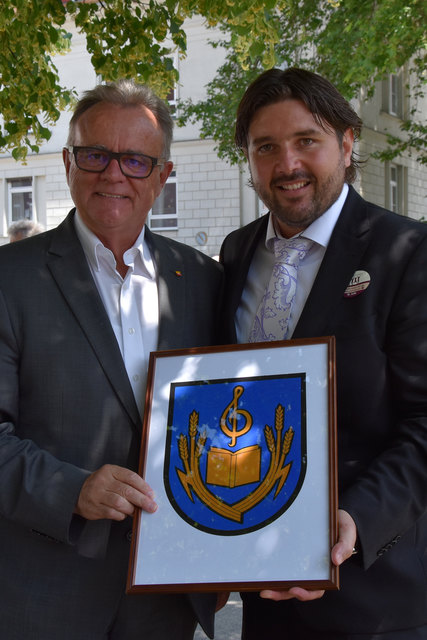 LH Hans Niessl und Bgm. Hans Unger präsentierten das neue Gemeindewappen. | Foto: Gemeinde Oberschützen