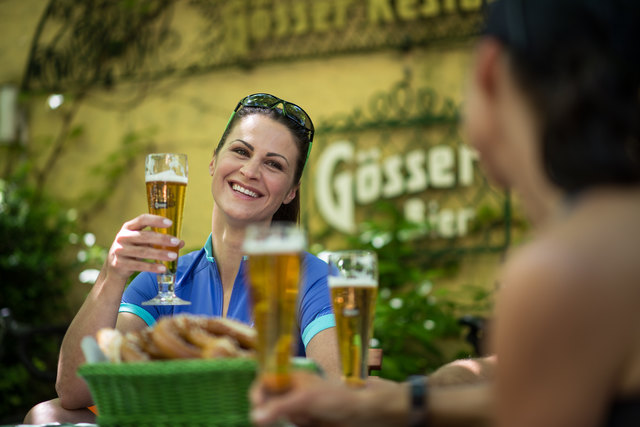 Das Gösser Bräu ist auf jeden Fall bestens vorbereitet – neben kühlen Getränken wartet auch ein extra „Frauen-EM-Burger“ auf alle Fans. | Foto: Wels Marketing & Touristik