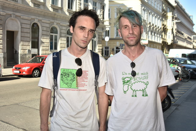 Robert Jolly und Mike Blumentopf setzen sich für einen Kunstraum auf der Schiffsruine am Donaukanal ein.