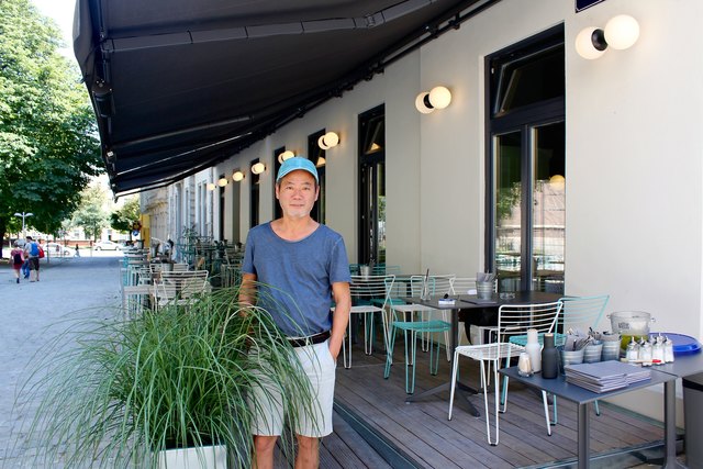 Simon Xie Hong vor seinem schönen, neuen "On-sud" am Platz von Maria vom Siege - hier genießt man südliches Flair wie in einem kleinen Urlaub