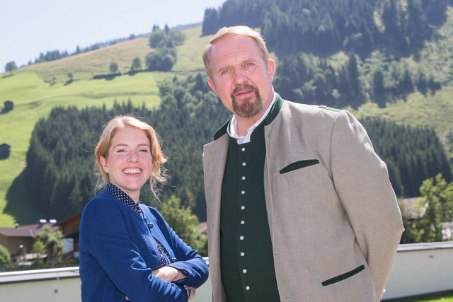 Filmdreh zur ORF Kommödie "St. Josef am Berg" : Harald Krassnitzer mit "Schwiegertochter" Paula Kalenberg. | Foto: Neumayr/MMV