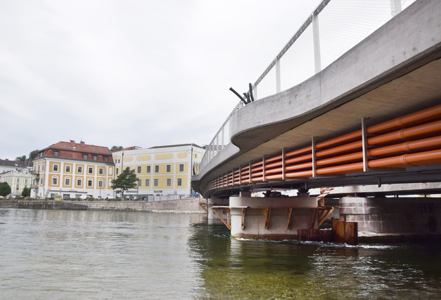 Die neue, elegant geschwungene Südhälfte der Traunbrücke, die von 8. bis 28. August den Fußgängern gehört.