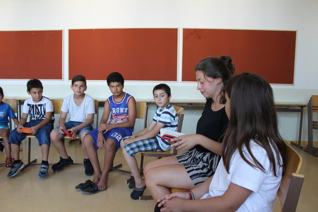 Luna Al-Mousli las Flüchtlingskindern aus ihrem Buch "Eine Träne. Ein Lächeln. Eine Kindheit in Damaskus" vor.