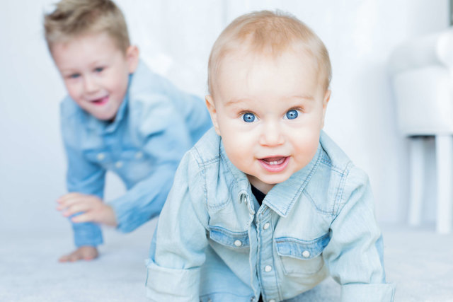 Generationen-Porträt vom NÖ-Berufsfotografen: Vertraute Gesichter, in einer Stimmung eingefangen, die uns seit jeher mit Eltern, Großeltern, Kindern oder Geschwistern verbindet, sind mehr als eine liebe Erinnerung. | Foto: Karin Ahamer Photography