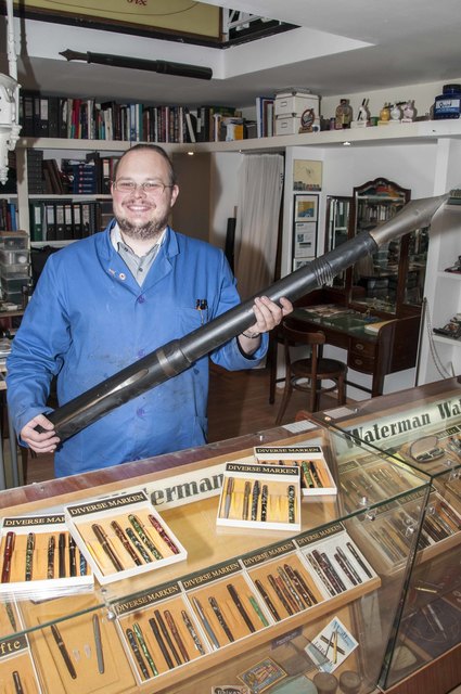 Das "Haus zum Walfisch" kennt man: In der Lerchenfelder Straße 29 gibt es Liebhaberstücke aus verschiedenen Jahrzehnten, auch eine etwas überdimensionierte Füllfeder ist dabei.