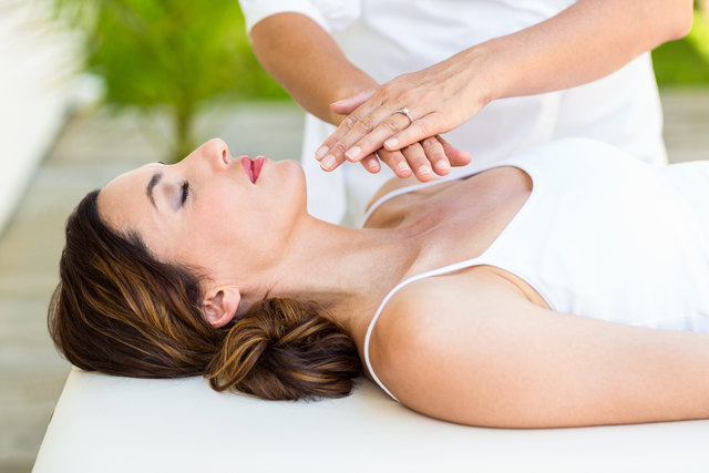 Beim Reiki werden die Energiezentren gereinigt. | Foto: wavebreakmedia/ panthermedia