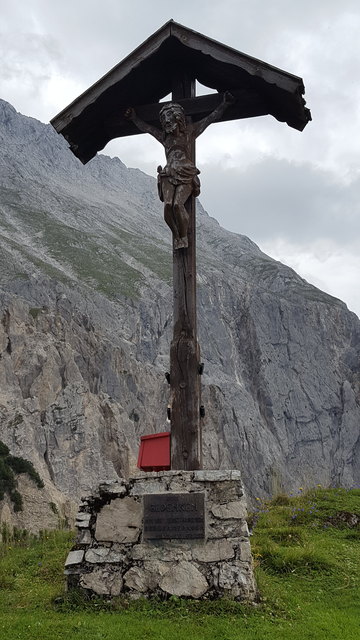 Vom 1909m hohen Gachen Blick genießt man eine fantastische Sicht auf die zum Greifen nahen Felswände des Mieminger Gebirges