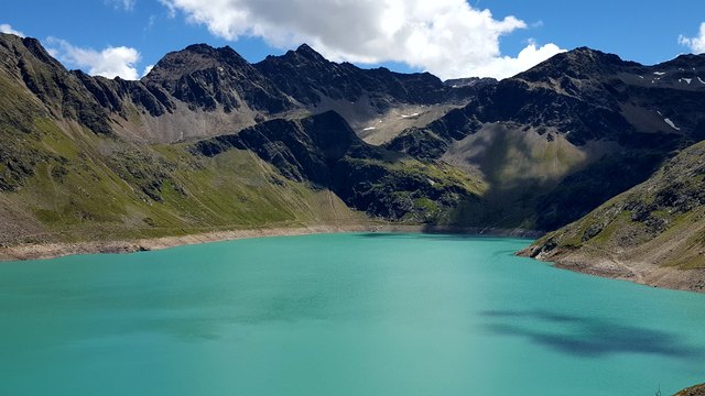 Das türkise Wasser des Finstertaler Stausees erfrischt schon allein durch seinen Anblick