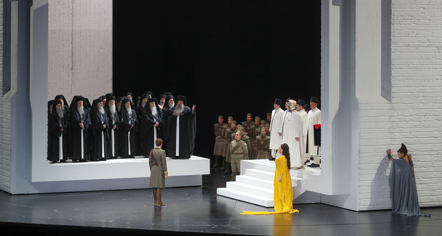 Salzburger Festspele 2017Fotoprobe "AIDA" im Großen Festspielhaus SalzburgFoto: Franz Neumayr      3.8.2017Im Bild Ekaterina Semenchuk als Amneris (gelbes Kleid) und Anna Netrebko als Aida (rechts)